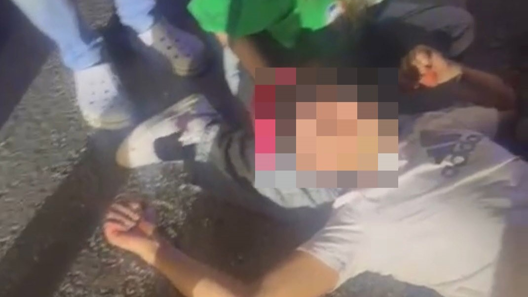 Otomobil takla attı yaralı arkadaşını yalnız bırakmadı