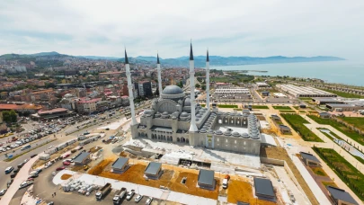 Doğu Karadeniz'in en büyük camisi Trabzon'da ibadete açıldı