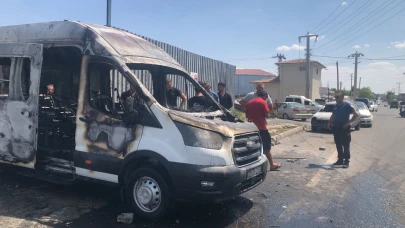 Kaynak yapılan minibüs alev aldı