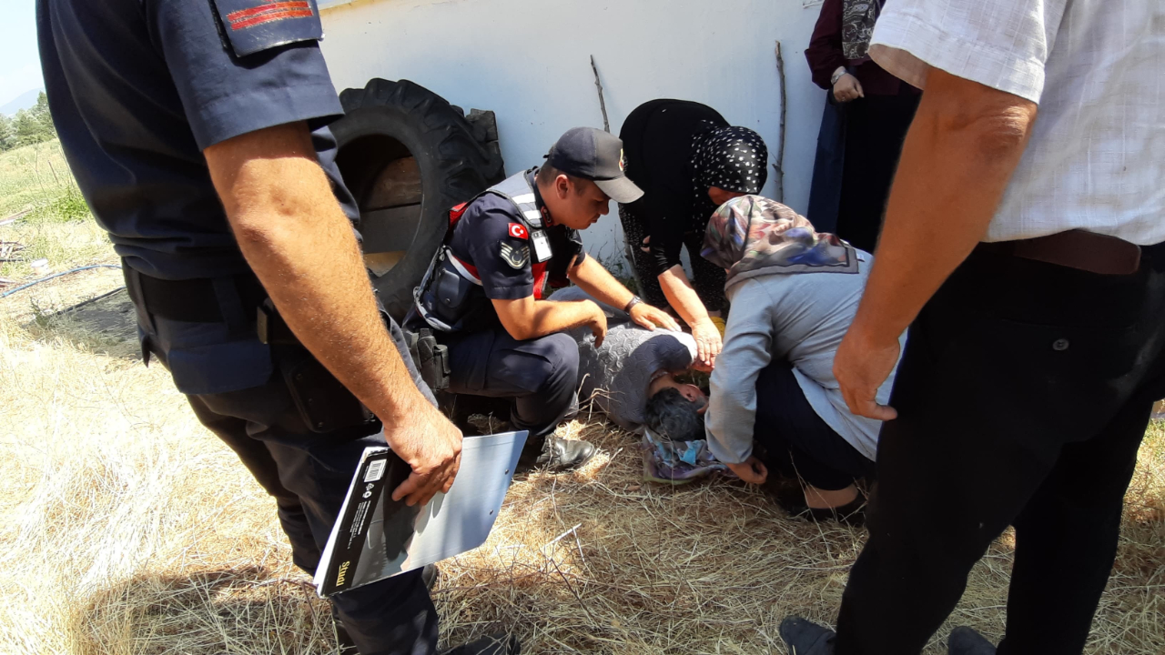 Tarlada çıkan yangın ormana sıçramadan söndürüldü