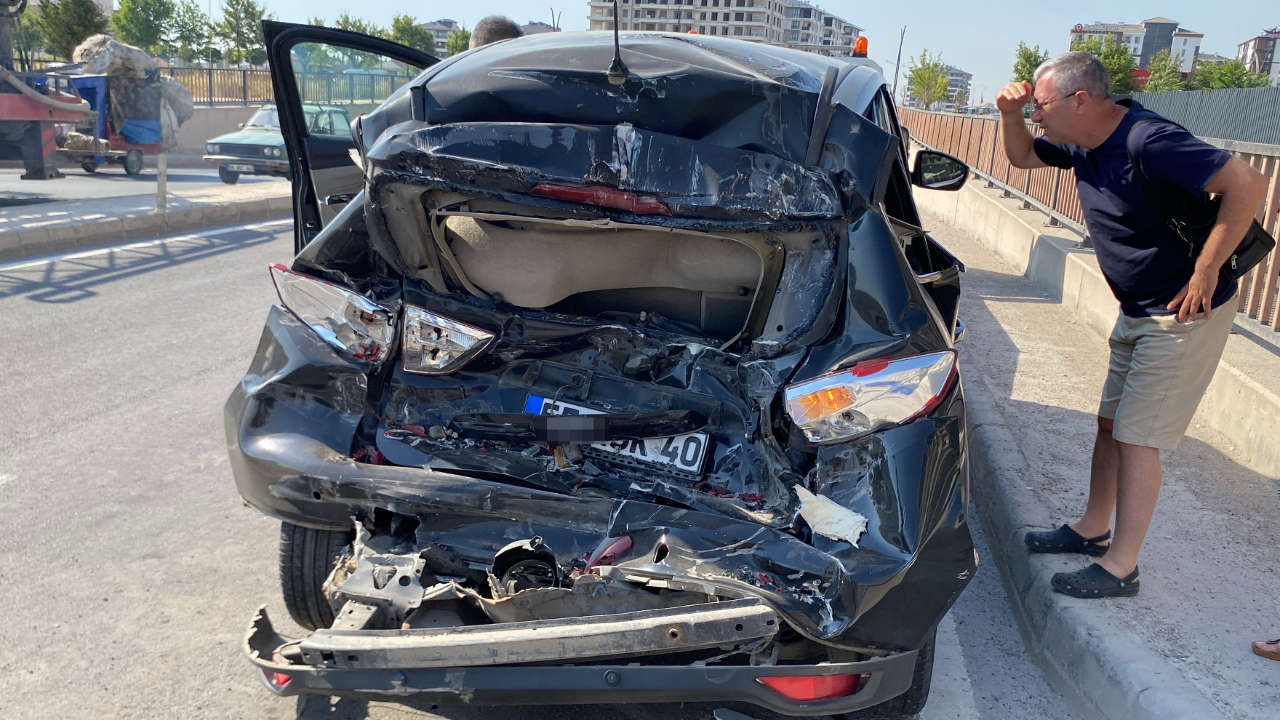 Aksaray’da kamyon otomobile arkadan çarptı