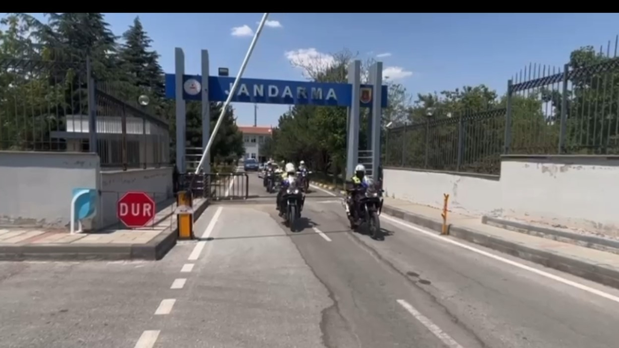 Jandarmadan motosikletlere şok uygulama