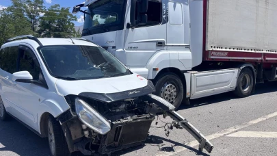 Otomobil ile tır çarpıştı: 2 kişi yaralandı