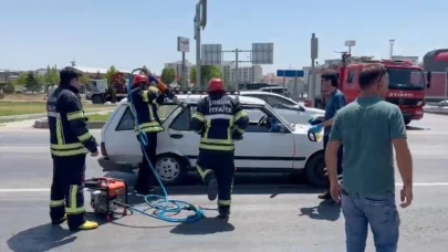 Çorum'da iki otomobil çarpıştı: 3 yaralı