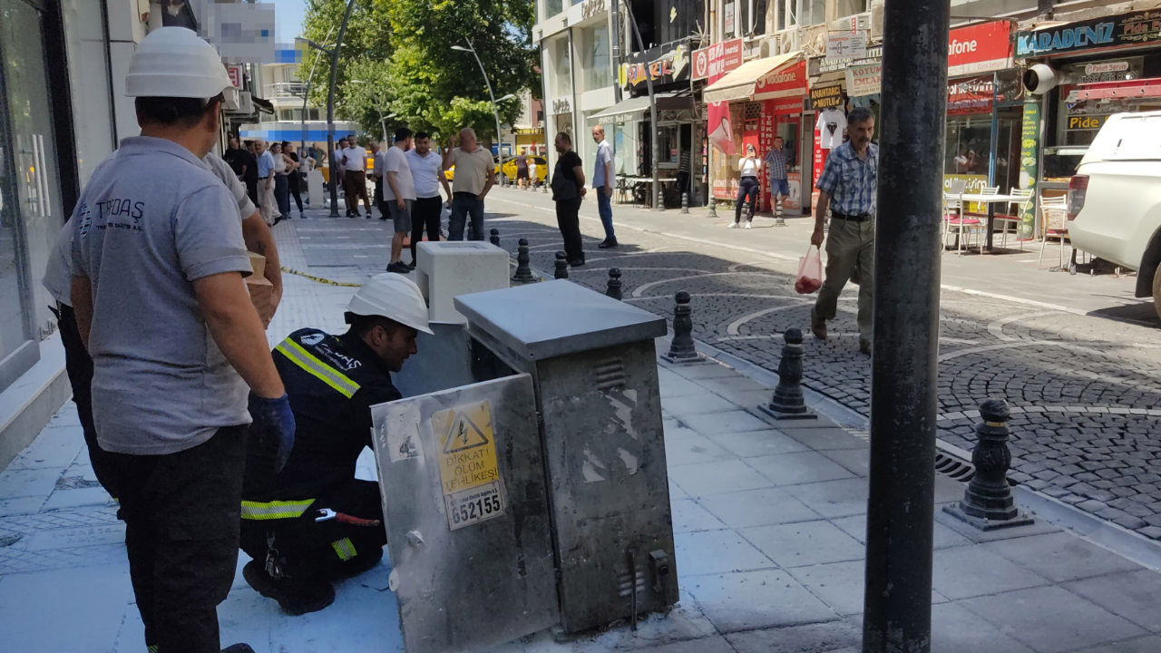 Kırklareli'de kaldırımdaki elektrik panosunda yangın