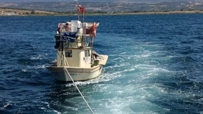 Çanakkale Boğazı'nda makine arızası yaparak sürüklenen tekne kurtarıldı