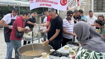 AŞAV Bursa Şubesi şehitler için aşure dağıttı