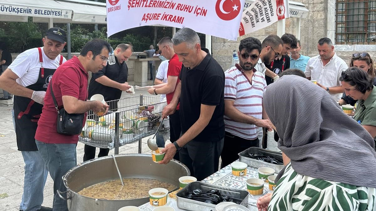 AŞAV Bursa Şubesi şehitler için aşure dağıttı