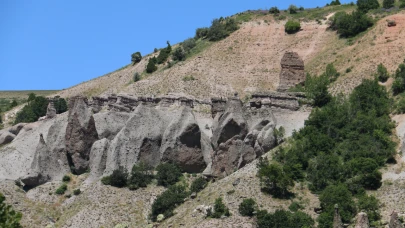 Peri bacalarını andıran kayalar turizme kazandırılmayı bekliyor
