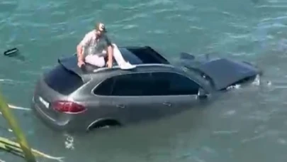 Balıkesir'de otomobil denize uçtu