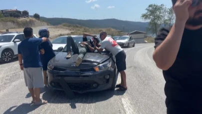 Yalova'da feci kaza! Motosiklet sürücüsü otomobilin ön camına düştü
