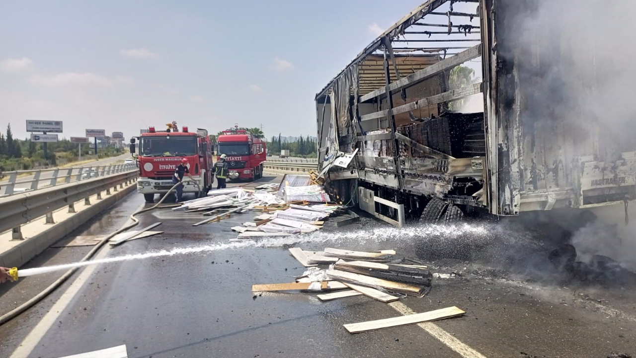 Antalya’da kaza yapan tır alev alev yandı