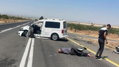 Şanlıurfa'da iki hafif ticari araç çarpıştı: 1'i ağır, 2 yaralı