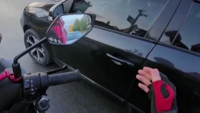Kuryeden insanlık dersi: Fenalaşan sürücüye yardım etti