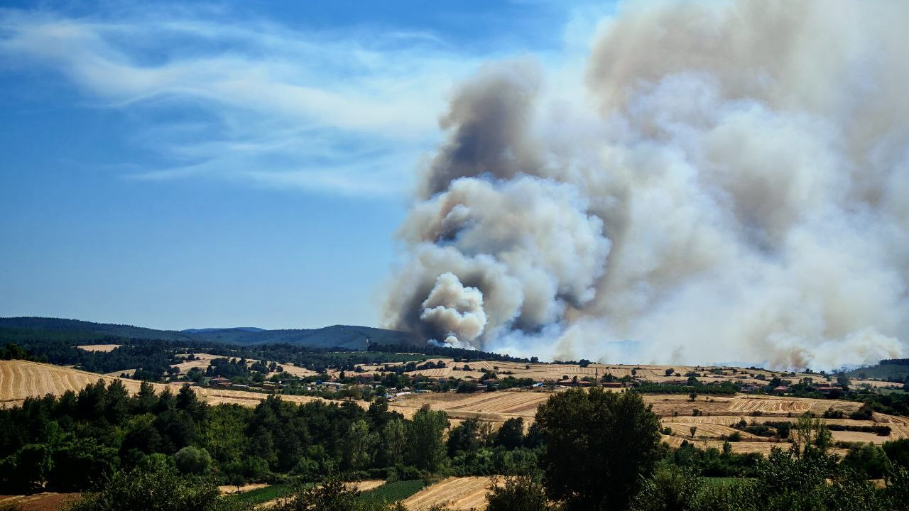 Keşan'da orman yangınına müdahale sürüyor