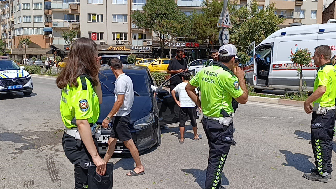 İnegöl'de feci kaza: Otomobil kontrolden çıkarak karşı şeride geçti