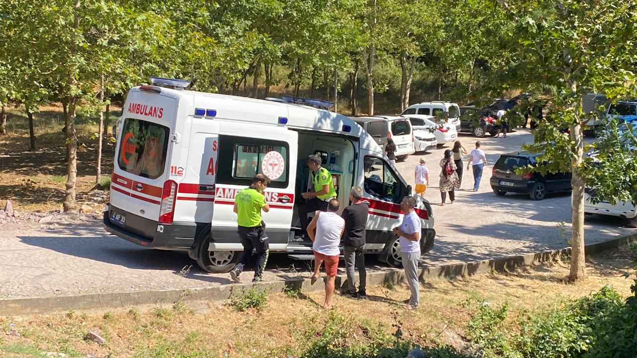 Otomobil 7 metre yükseklikten kanala düştü