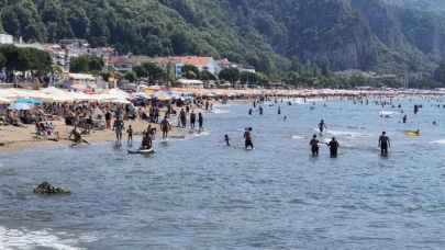 Bunaltan sıcaklarda tatil köyleri ve plajlar doldu taştı