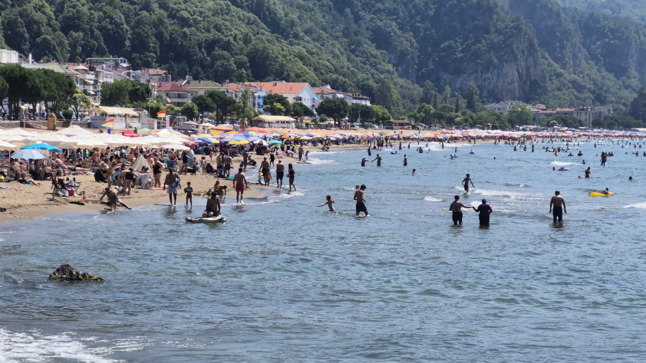 Bunaltan sıcaklarda tatil köyleri ve plajlar doldu taştı