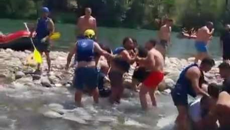 Rafting merkezinde can yeleği giyme tartışması kürekli kavgaya dönüştü