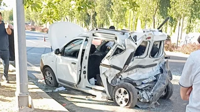 Küçükçekmece’de araç ile servis minibüsü çarpıştı: 4 yaralı