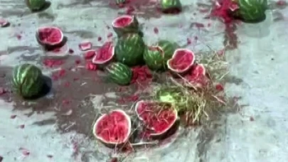 Bir römork dolusu karpuzu pazarın ortasında yere fırlatarak parçaladı