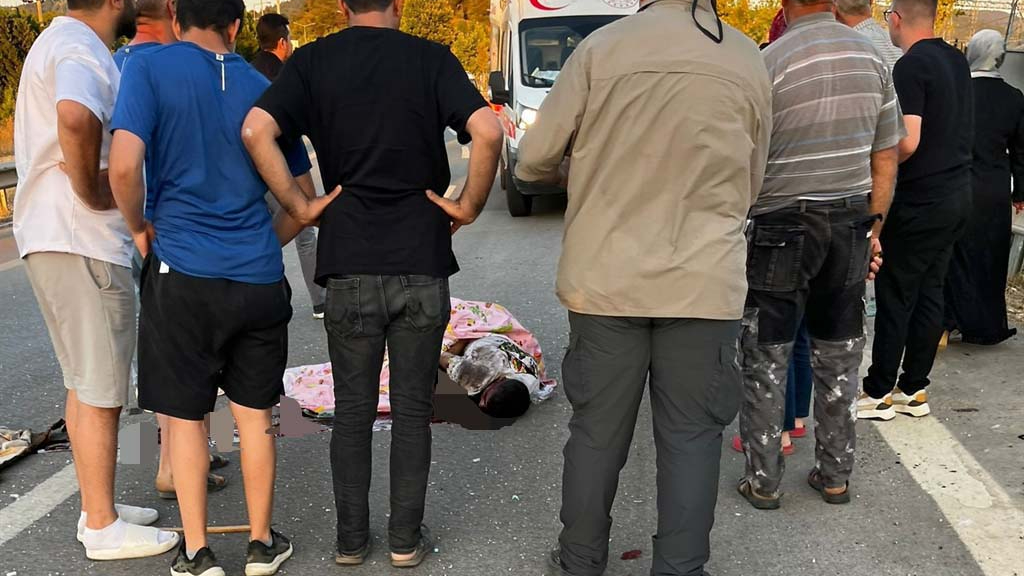 Bursa’da bariyerlere çarpan otomobilin sürücüsü öldü
