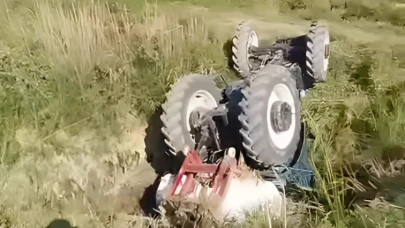 Toprak kayınca traktör sulama kanalına düştü