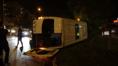 Devrilen minibüsten sapasağlam çıktılar