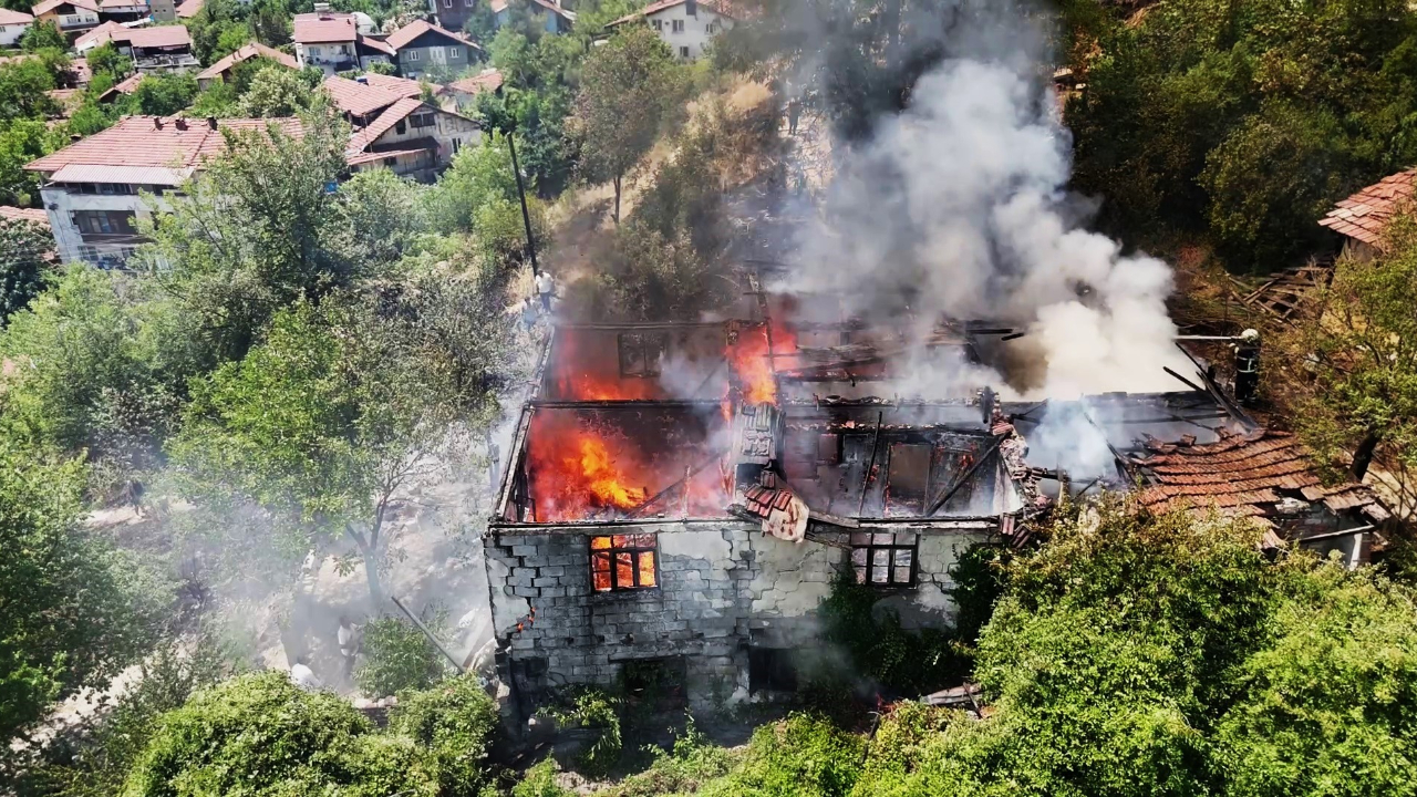 Otluk alanda çıkan yangın iki katlı evi küle çevirdi