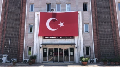 Erkek arkadaşını tornavidayla ağır yaraladı