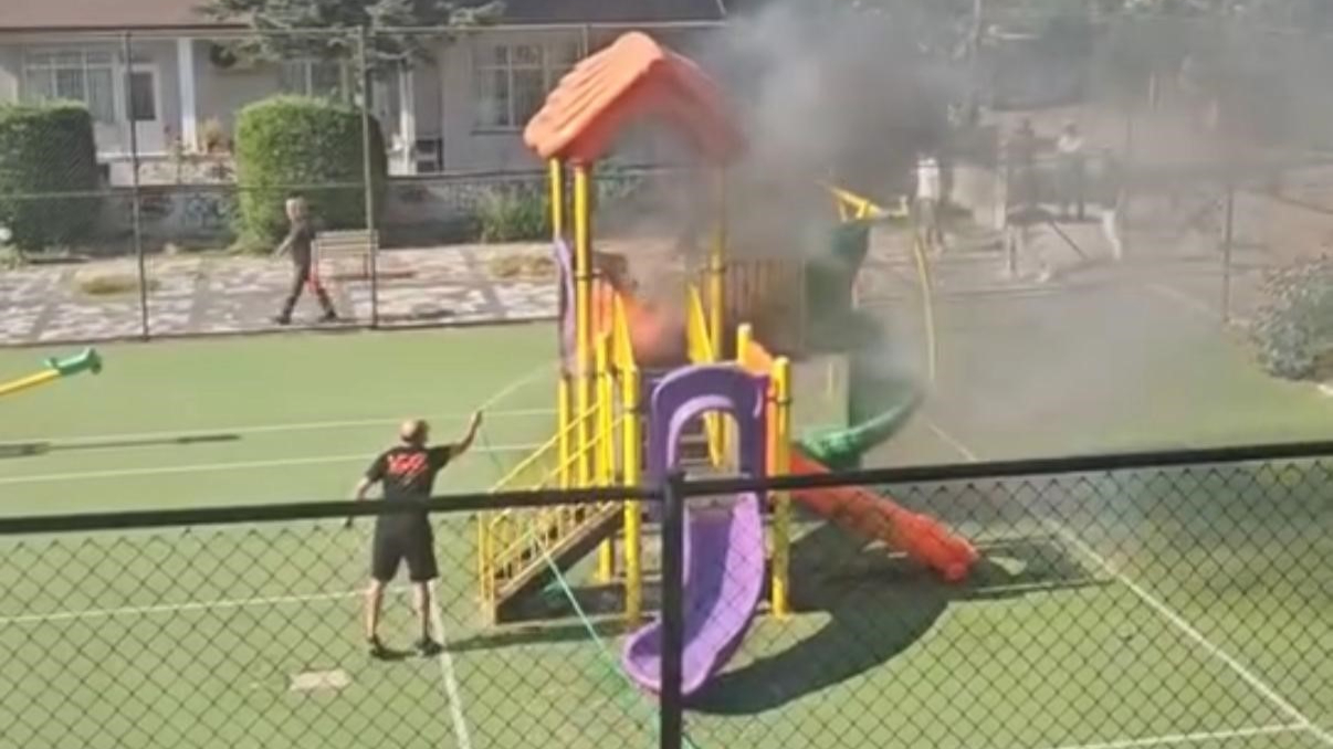 Düzce'de çocuk parkında korkutan yangın!
