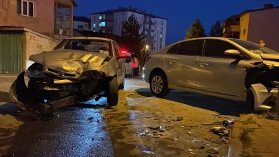 İki otomobil çarpıştı: 6 kişi yaralandı