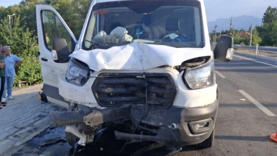 Minibüs otomobile çarptı: 3 yaralı