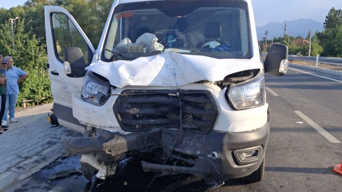 Minibüs otomobile çarptı: 3 yaralı