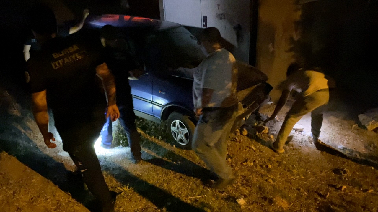 Yokuşta kontrolden çıkan otomobil trafoya çarparak durdu