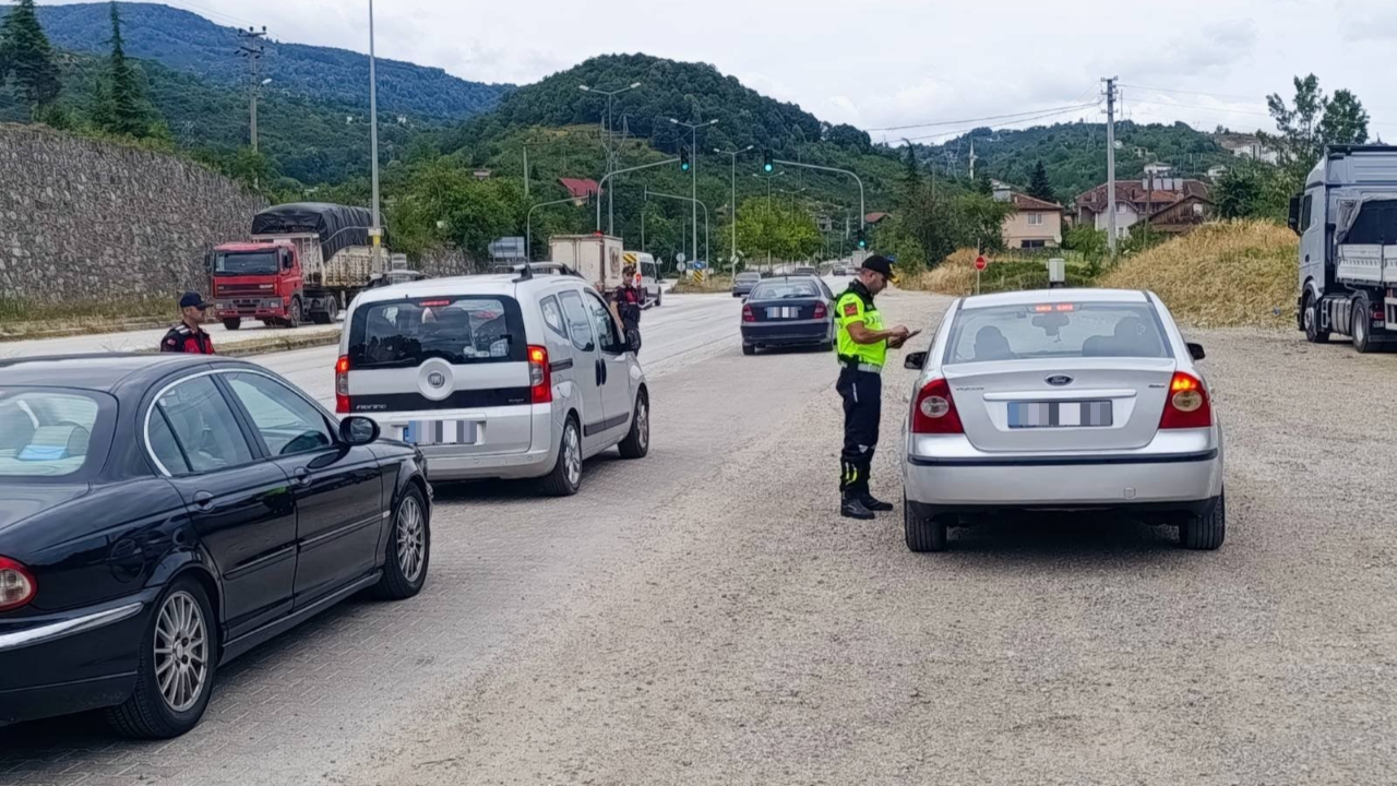 Trafik denetimlerinde 2 bin sürücüye ceza