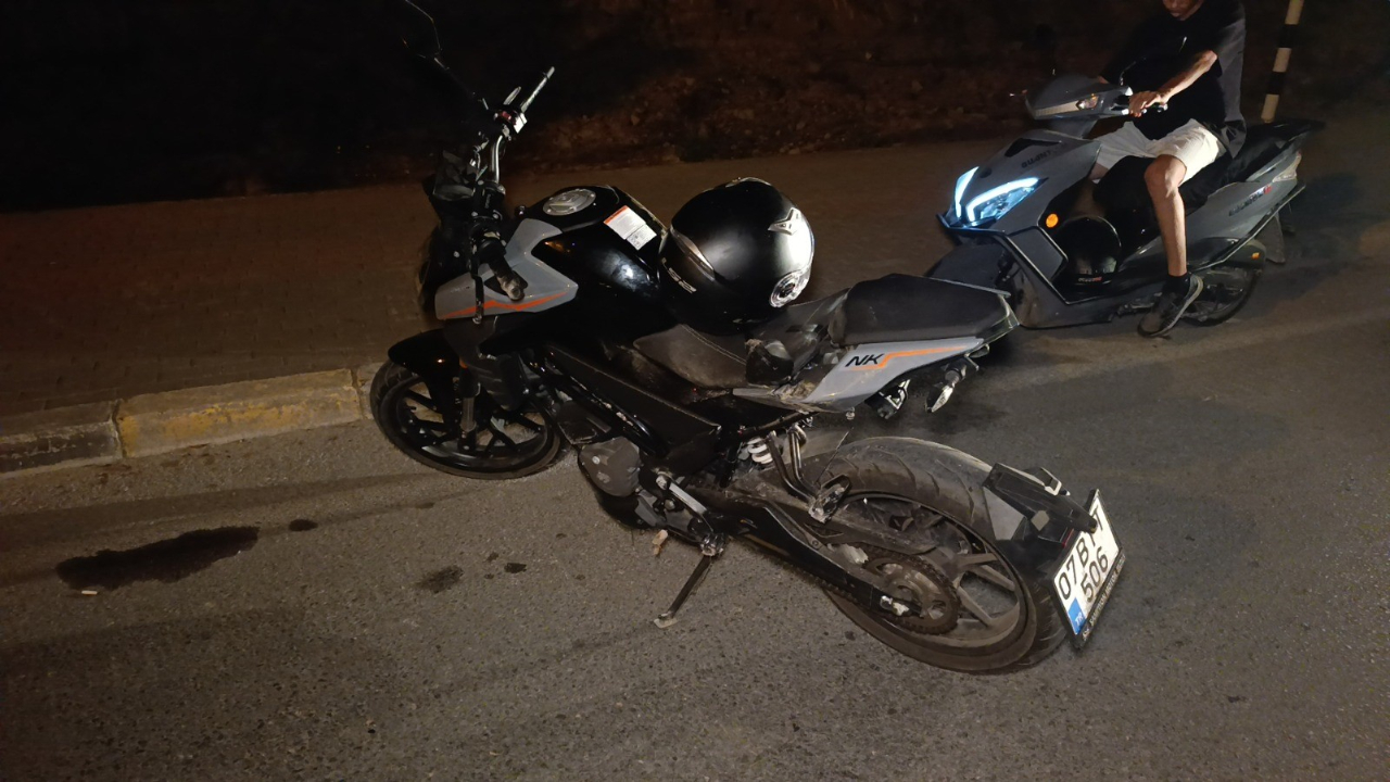 Refüje çarpan motosikletin sürücüsü yaralandı