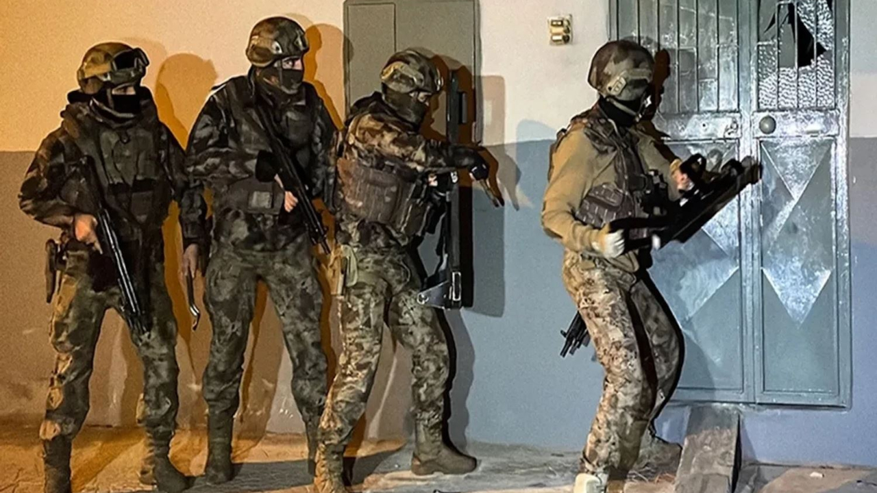 İzmir merkezli 60 ilde FETÖ operasyonu! 230 gözaltı