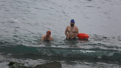 15 Temmuz için Karadeniz’de 4 kilometre boyunca yüzdüler