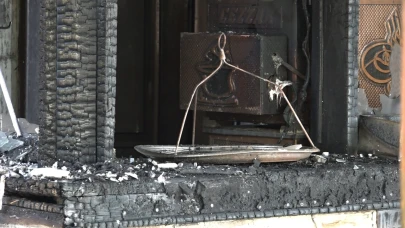 Bursa'da tarihi çay bahçesi küle döndü