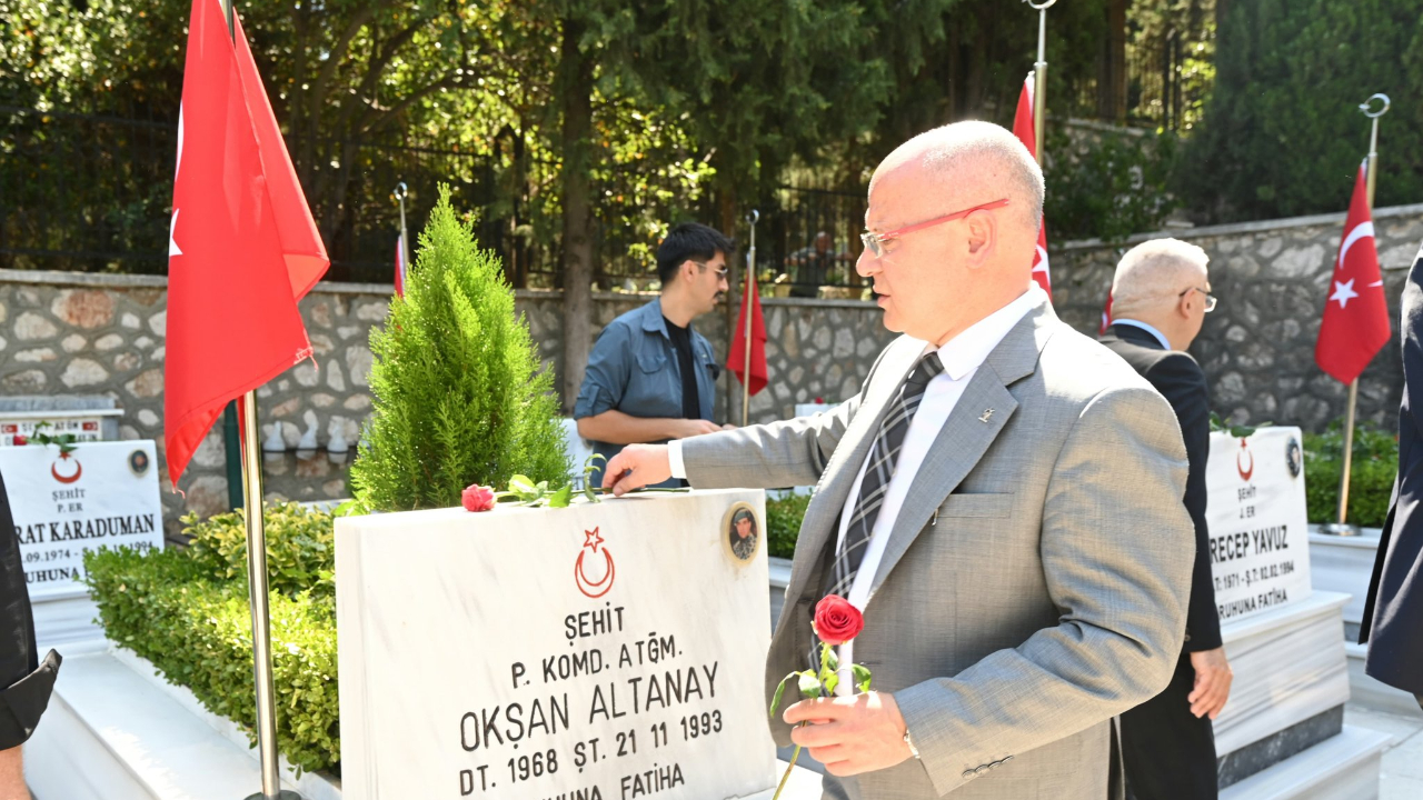 AK Parti Bursa’dan 15 Temmuz’da şehitliğe anlamlı ziyaret