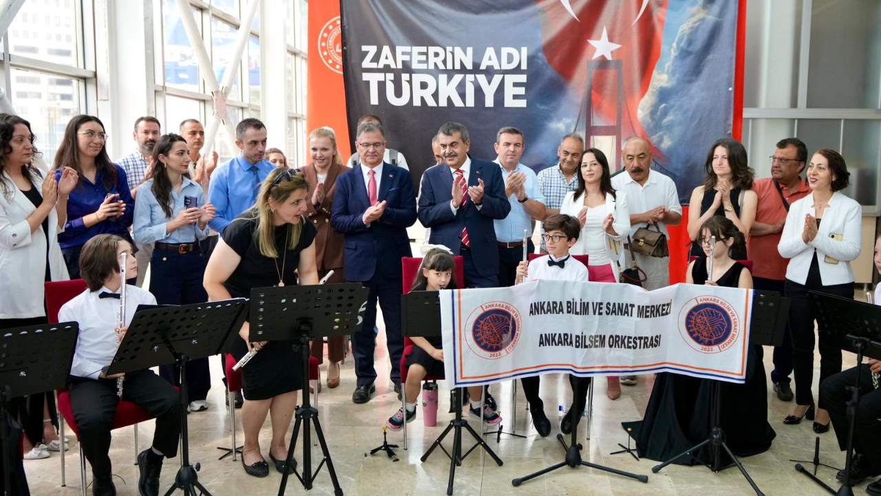 Bakan Tekin'den “Zaferin Adı Türkiye” sergisine ziyaret