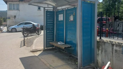 Bursa'da motosikletli genç dolmuş durağına daldı
