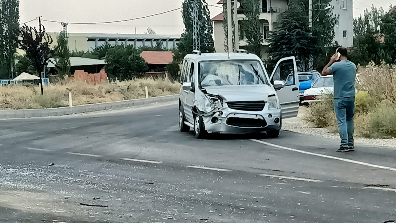 Isparta’da iki otomobil kavşakta çarpıştı: 3 yaralı