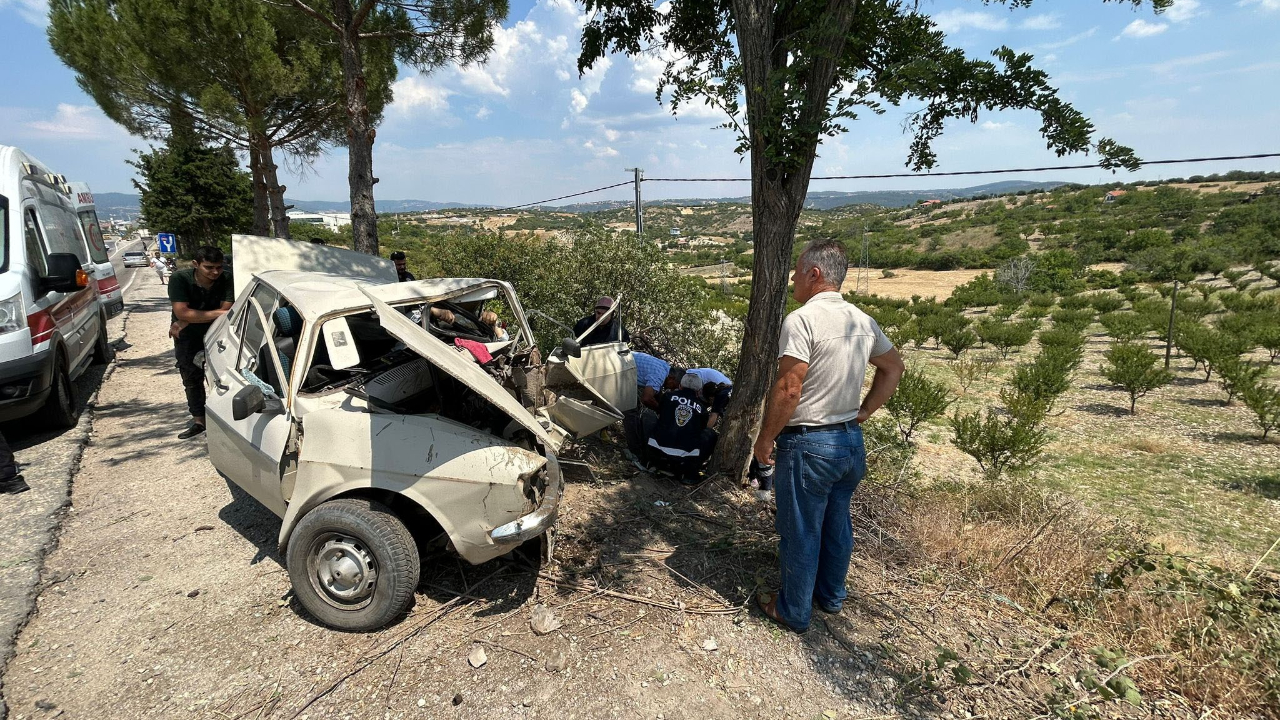 Otomobil ağaca çarptı: 1 ölü 4 yaralı