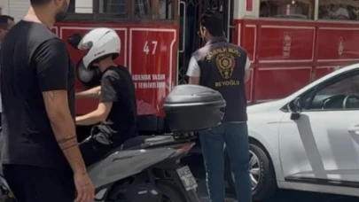 İstiklal Caddesi'nde otomobil tramvaya çarptı