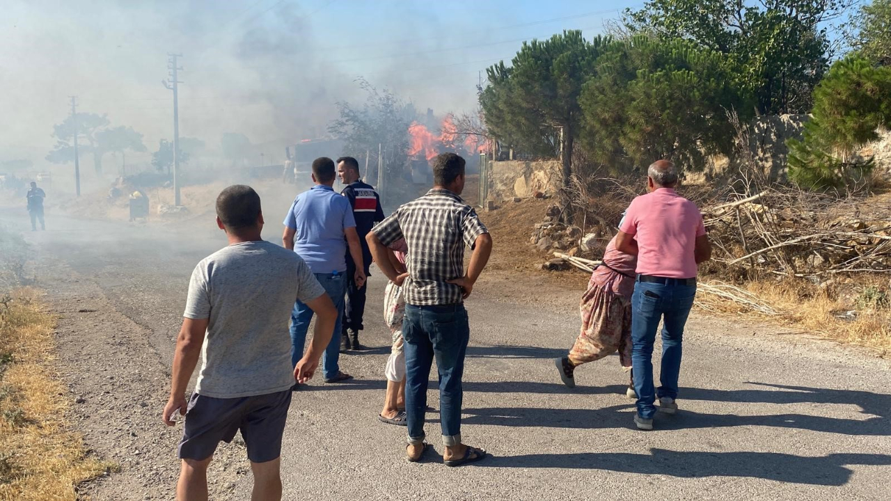 Ayvacık’ta orman yangını köye ulaştı: Evler küle döndü