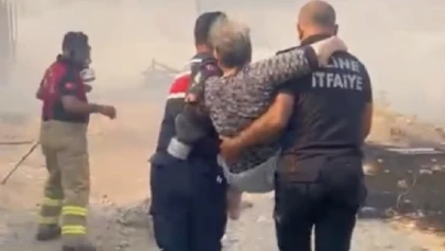 Köy boşaltıldı: Yaşlı kadın alevlerin ortasından taşındı