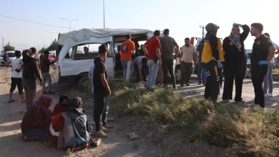 Tarım işçilerini taşıyan minibüs takla attı: 9 yaralı